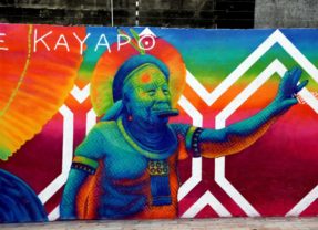 Cacique Raoni recebe mural de Raiz Campos em Manaus